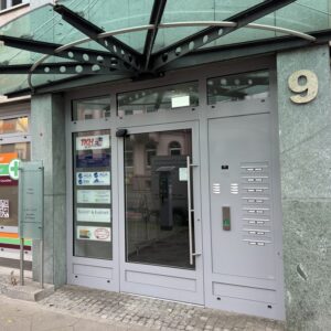 Kontakt Aussenansicht_Eingang_Koenigstrasse-9